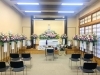 和歌山市斎場小ホールでの家族葬基本セット生花祭壇とお供えのお花。「家族葬の事例｜和歌山市斎場」