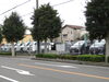 展示車豊富、ご希望の1台をご提案「越谷店の展示場をご紹介！道路沿いにずらりと並ぶ展示車が目印です」