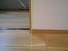 新しく取付けた建具にレーザーを当てると、足元は建具枠に沿っている「施工不良の実例を紹介」