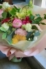 人気の芍薬「エッジドサーモン」を中心に束ねた花束「初夏を彩る、はなやかな花束｜お誕生日・記念日・お祝いにも人気」