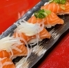 脂がのった新鮮サーモン「🍣✨ 気軽に立ち寄れる“立ち食い寿司”で本格の味を　京阪本線牧野駅より徒歩1分🍣『立ち食い寿司』専門店　桜すし🍣」