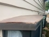 板金の庇が劣化で割れている。雨が中に進入してしまうので建物にはかなりダメージがあり深刻な状態です。「施工事例(雨漏れ/劣化した庇の改修工事）をご紹介」
