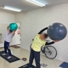 バランスボールを使ってストレッチ♪♪🤸‍♀️「ご夫婦でトレーニング‼️🏋️✨ 【茅野市/整体×運動で健康アップ】」