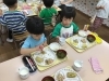 園児たちの元気いっぱい給食タイム「みんなでいただきます！園の給食時間のようす」