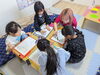 ミサ先生が小学生のクラスと文字の読む練習します「小学生 英語教室 選び方で失敗しない視点 | 岩出市子ども英会話 | Hey! Go! キッズ英会話」