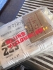 こんな感じで当たりが入ってます「黄色い自販機の「当たりました！」と満面の笑顔に、元気をもらいました」