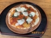 食欲をそそる、焼きたてピザ「自家製生地のトルティーヤピザできました」