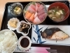 新鮮な魚と焼魚で満足「銀ダラ西京焼き＋刺身盛り合わせ定食のご紹介　2700円（税込）」