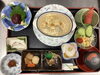 「くじら刺身とマカロニチキングラタンの彩り和定食ランチ」