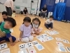 ピアノで聞こえた音符カードを当てます！「カード＆キーボード＆フープ♪あそびの中でしっかり身につくリトミックレッスン🎶」