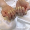 淡いレモンイエローのフレンチネイルで春夏らしい指先に