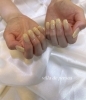 爪先を美しく見せる仕上がりに「淡いレモンイエローのフレンチネイルで春夏らしい指先に」