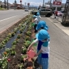 生協塩川店前の花壇に、保護者の方と一緒に花の苗を植えました