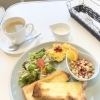 白いテーブルに並ぶ小さな幸せの朝ごはん