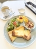 お得なモーニング　６８０円「白いテーブルに並ぶ小さな幸せの朝ごはん」