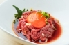 「保健所の許可を得て“生ユッケ”解禁しました｜和牛もも肉の最初の一皿」