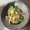 食欲そそる温かい一品「香ばしく炒めたすじ肉焼きで一杯いかがですか？」
