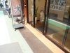 お店の前はスロープになってるため、段差がなく、ベビーカーや車いすでもラクラク来店いただけます♪「べビーカー・ワンちゃんと一緒に来店もOK！目黒銀座商店街内にある大黒屋 中目黒店「気軽に立ち寄りやすい」理由とは…？」