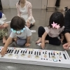 【2〜3歳】黒鍵からドを発見♪リトミックでつなぐ鍵盤あそび🎹