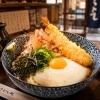 特大えび天が主役！夏の定番「冷やし天コロうどん」