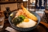 「特大えび天が主役！夏の定番「冷やし天コロうどん」」