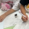 静かな教室で、黙々と集中して学習しています