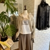 ロゴTシャツ×フードシャツでつくる大人カジュアルコーデ