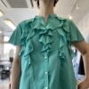 涼しさと華やかさを叶えるフリルブラウス【デルッソ】