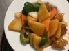 「本日の日替わり定食はジャガイモ入り酢豚定食です」