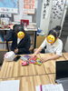 楽しそうに選ぶ2人「たかがグミ、されどグミ」