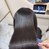 後ろ姿でわかる、艶やかストレートと柔らかカールの仕上がり例