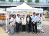 岡村市長と一緒に撮っていただいた写真「岡村市長にもお立ち寄りいただいた 屋外ブースでの老人ホーム無料相談会」