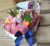 「黒毛和牛の肉ケーキと花束で記念日・誕生日のお祝いを」