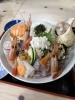 「【土日限定】先着３人前❗️酒屋の蟹屋が本気で挑む「やりすぎ海鮮丼」で至福のひとときを」