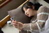 寝る直前までスマホを見続けていると、睡眠の質が低下。中途覚醒や翌日の疲労感に。鍼灸で能疲労を軽減「鍼灸で睡眠の質を上げる　極上快眠生活へ」