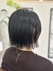 「艶ブラックでつくる、シンプルおしゃれな切りっぱなしボブ」