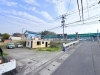 お家で贅沢！地鶏炭火焼をどうぞ「大きめの車も安心！店舗裏側の広い駐車場のご案内」