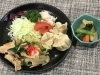 「本日のAランチは　豚ニラ炒めとしゅうまい」