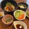 海鮮丼と温かいおそばのバランス定食