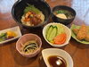 「海鮮丼と温かいおそばのバランス定食」