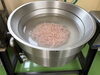 「桜の香り広がる「さくらうどん」ゆがき中の様子をご紹介」