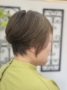 洗練されたショートヘアで変身「後頭部ふんわり、首元すっきりの大人レイヤーショート」