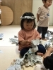 創造力育む遊びの時間「新聞紙びりびりあそびで広がる想像力と開放感」