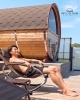 海風感じるウッドデッキで癒される「バレルサウナの前で、太陽と海風を浴びるひととき🌊」