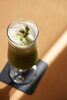 「ひんやり抹茶ラテで、落ち着いたカフェ時間を」
