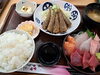 海鮮と揚げ物の満足定食「宮城県気仙沼産メヒカリ唐揚げ＋刺身盛り合わせ定食のご紹介　2700円（税込）」