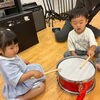 「タタ！」「パッカ！」梅雨グッズでリズム探し♪2〜3歳クラスの成長リトミック