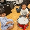 「タタ！」「パッカ！」梅雨グッズでリズム探し♪2〜3歳クラスの成長リトミック