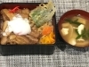 「本日のAランチは　特製肉丼　温玉のせ　けんちん汁」