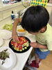 サラダを作っています。「「やりたい！」を大切にしたお誕生日会」